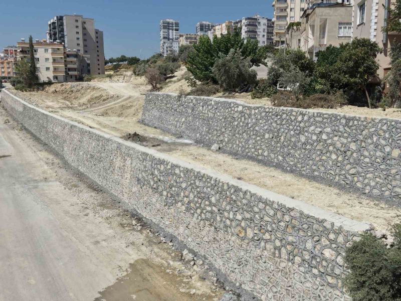 Tarsus’ta riskli bölgeye 240 metrelik istinat duvarı yapıldı