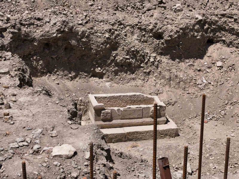 Mersin’de sağlık ocağı inşaatı çevre düzenlemesinde lahit çıktı