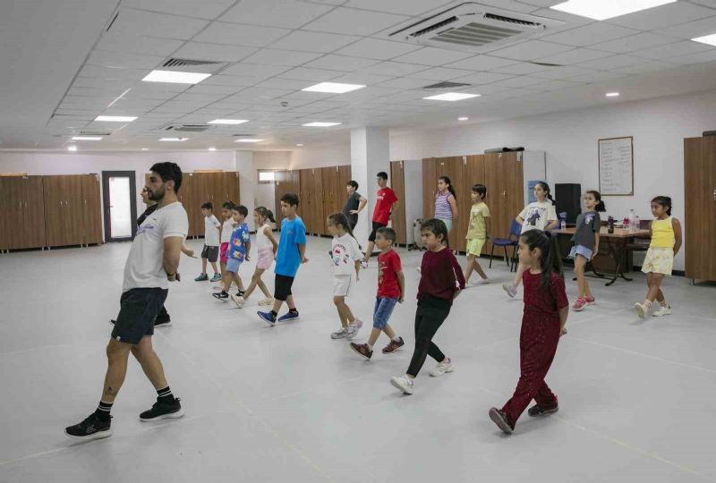 Mersin’de çocuklara ücretsiz halk oyunları kursu